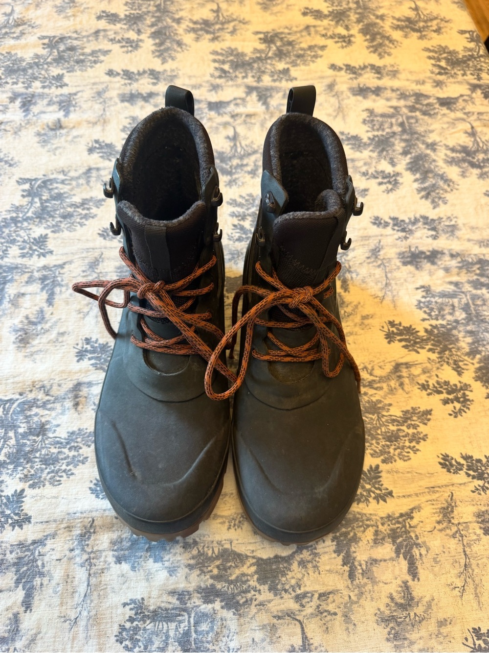 Bogs Men's Black Boots with Brown Laces